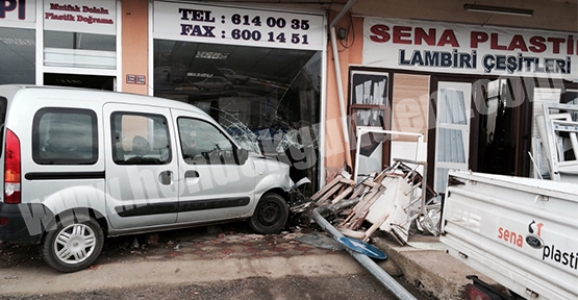 KARŞI ŞERİDE GEÇEN ARAÇ İŞYERİNE DALDI
