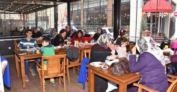 KAHVALTIDA BULUŞTULAR