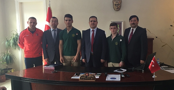 KAYMAKAM'DAN ŞAMPİYONLARA ALTIN