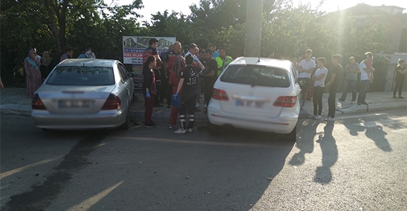 Kaza Yapan İki Araç Kaldırıma Çıktı