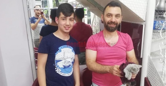 Kediyi Kurtarmak İçin Esnaf Seferber Oldu