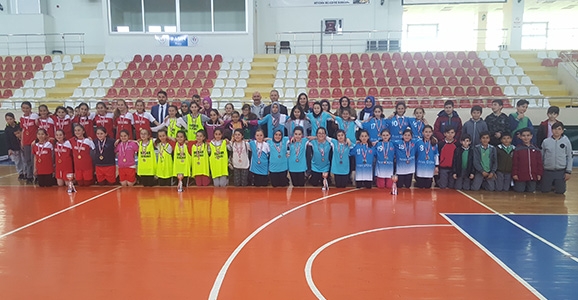 Kızlar Tombik Oyununda Fatih Ortaokulu Kazandı