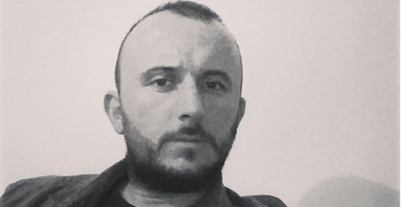 KONTROLÜNÜ KAYBETTİ, BARİYERLERE ÇARPTI