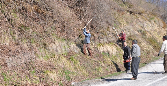 KÖYLÜLERDEN YOLDA BAHAR TEMİZLİĞİ