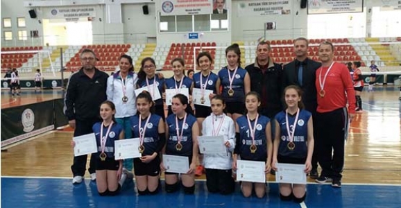 KÜÇÜKLER VOLEYBOL MÜSABAKALARI SONA ERDİ