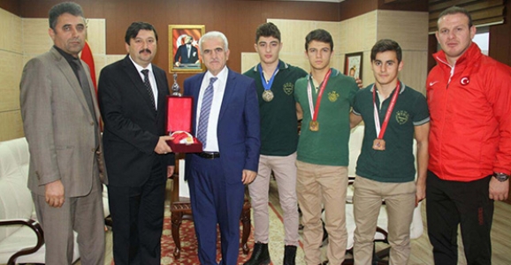 KUNTOĞLU ŞAMPİYONLARI ÖDÜLLENDİRDİ