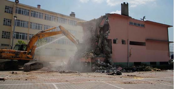 KÜTÜPHANE BİNASI YIKILIYOR