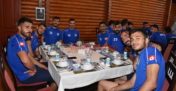 Maç Yorgunluğunu Yemekte Attılar