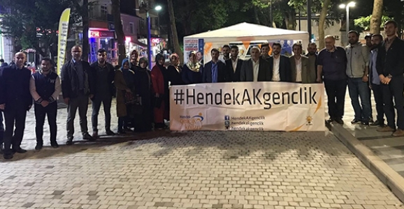 Meydanlarda Ak Gençlik Rüzgârı