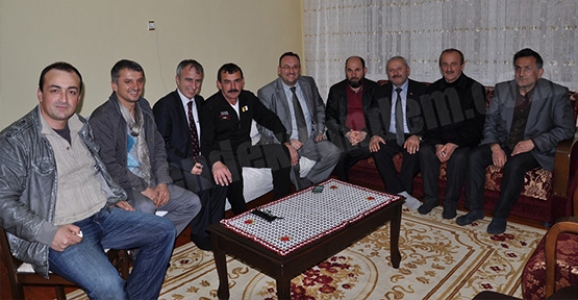 MHP VE CHP'LİLER AYNI ESNADA MUHTARI ZİYARET ETTİLER 