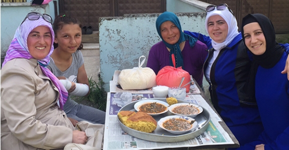 MHP’Lİ KADINLAR KAPI KAPI DOLAŞIYOR