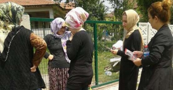  MHP’Lİ KADINLAR KAPI KAPI DOLAŞIYOR