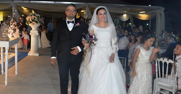 MİNE İLE ÖMER BİR ÖMÜR HAYATA YELKEN AÇTILAR