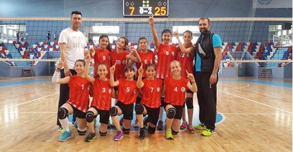MİNİ VOLEYBOL TAKIMI İKİNCİ MAÇINIDA KAZANDI 2-0