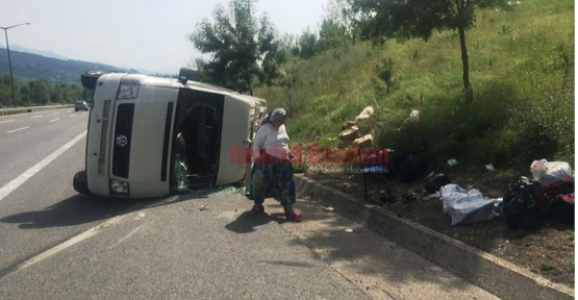 MİNİBÜS DEVRİLDİ, DÖRT KİŞİ YARALANDI 