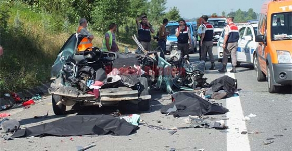 MİNİBÜS OTOMOBİLİ BİÇTİ; 3 ÖLÜ, 3 YARALI