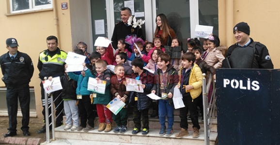 MİNİK ÖĞRENCİLERDEN POLİSE MORAL ZİYARETİ