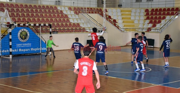 Minikler Hentbolda Büyükşehir İlk Maçtan Galip Ayrıldı