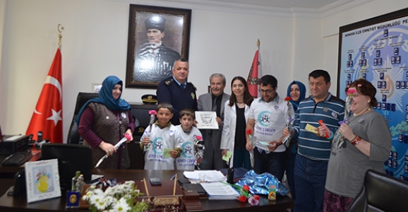 MİNİKLER VE ÖZEL ÖĞRENCİLER POLİSİ UNUTMADI