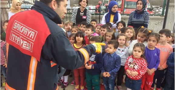 MİNİKLERİN YANGIN TATBİKATI GERÇEĞİ ARATMADI