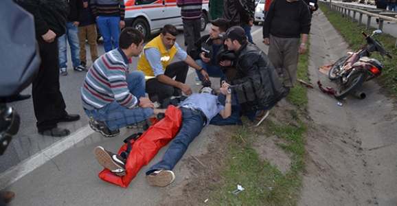 MOTOSİKLET YOLCU OTOBÜSÜ’NE ÇARPTI İKİ AĞIR YARALI