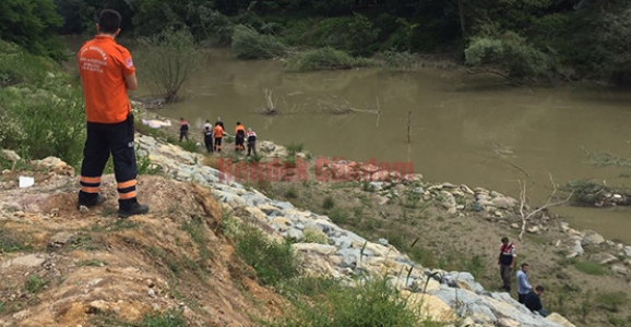 HENDEK'TE DEREYE ATILAN KADININ CESEDİ BULUNDU