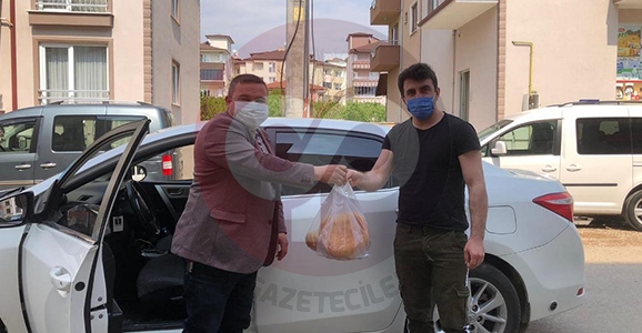 Muhtarlar Kapı Kapı Ekmek Dağıttı