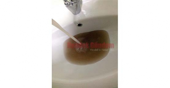 MUSLUKLARDAN RESMEN ÇAMUR AKIYOR