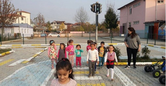 MUSTAFA ASIM İLKOKULU ANA SINIFI GEZEREK ÖĞRENİYOR