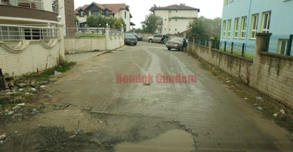NOKSEL OKULUN ARKA SOKAĞI YAPILMAYI BEKLİYOR