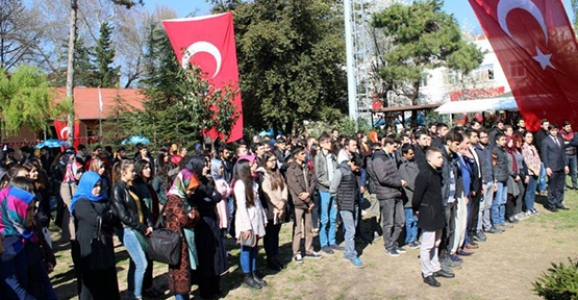 ÖĞRENCİ KONSEYİ ÇANAKKALE ŞEHİTLERİNİ ANDI