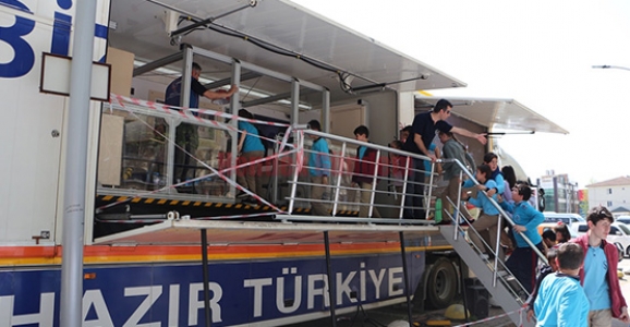 ÖĞRENCİLER DEPREM TIR’I İLE BİLİNÇLENİYOR