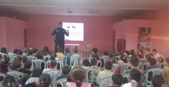 ÖĞRENCİLER, POLİS ABİLERİNDEN İMZA İSTEDİLER