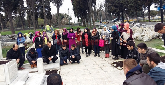 ÖĞRENCİLERDEN MİLLÎ ŞAİRE VEFA