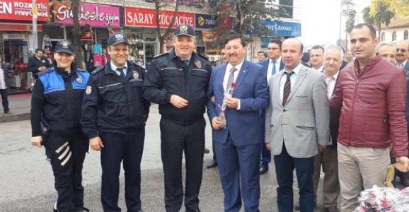 ÖĞRETMENLERE KARANFİL 