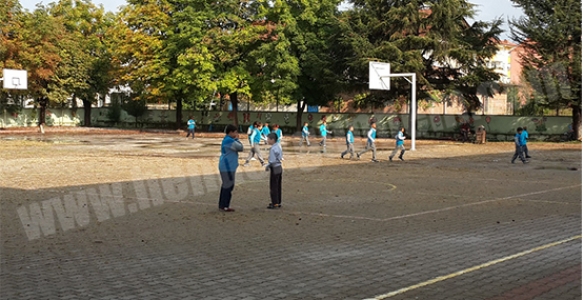 OKULDA VELİLER COÇUKLARIN  LAVABOLARINI KULLANIYOR