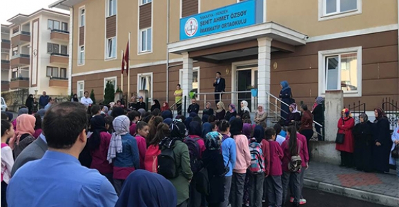 Yolu Kapatıp İstiklal Marşı Okudular