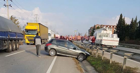 ÖNÜNE KÖPEK ÇIKAN ARAÇ KAZADAN KAÇAMADI