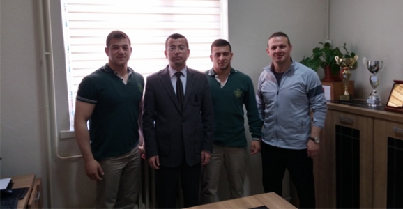 OSMANGAZİ MESLEK LİSESİ GÜREŞ TAKIMI BÖLGEDE ŞAMPİYON