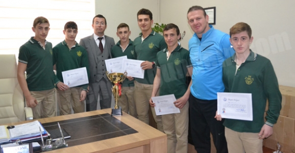 OSMANGAZİ MESLEK LİSESİ GÜREŞ TAKIMI ŞAŞIRTMADI