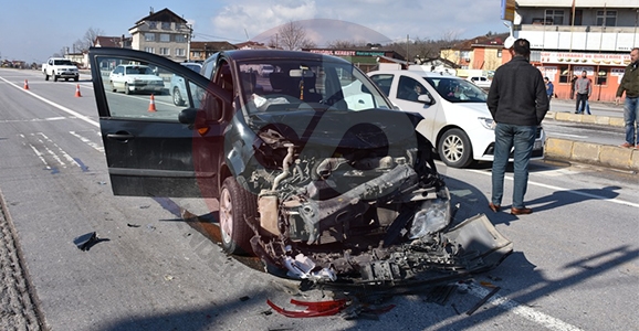 Oto Sanayi Işıklarında Kaza 4 Yaralı