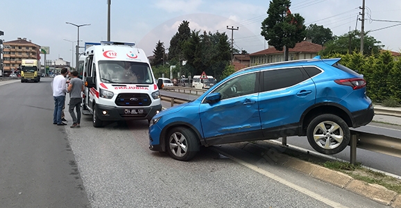 Otomobil Bariyerlere Tırmandı