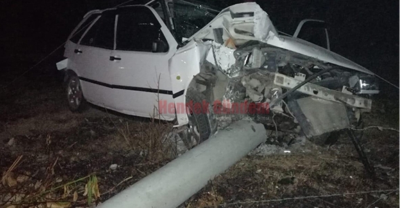 Otomobil Beton Elektrik Direğini Yıktı