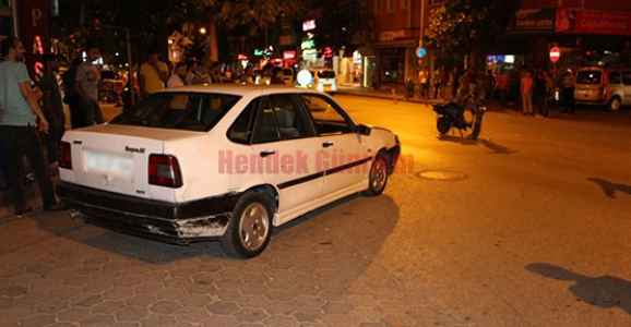 OTOMOBİL ELEKTRİKLİ BİSİKLETE ÇARPTI 2 YARALI