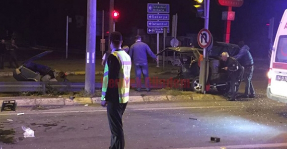 OTOMOBİL İKİYE BÖLÜNDÜ 3 KİŞİ YARALANDI