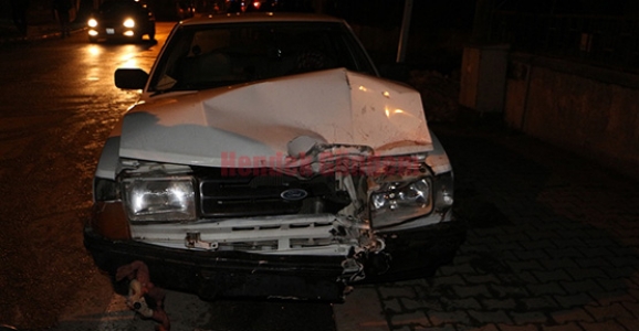 OTOMOBİL İLE MOTOSİKLET ÇARPIŞTI 1 YARALI