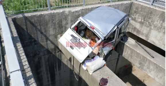 OTOMOBİL KÖPRÜDE ASKIDA KALDI, ÜÇ KİŞİ YARALANDI