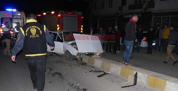 OTOMOBİL, REFÜJE ÇARPTI: 3 YARALI