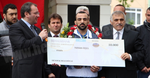 ÖZEL'E ÖZEL KARŞILAMA