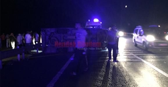 PANELVANIN ÇARPTIĞI KAMYONET DEVRİLDİ 14 YARALI